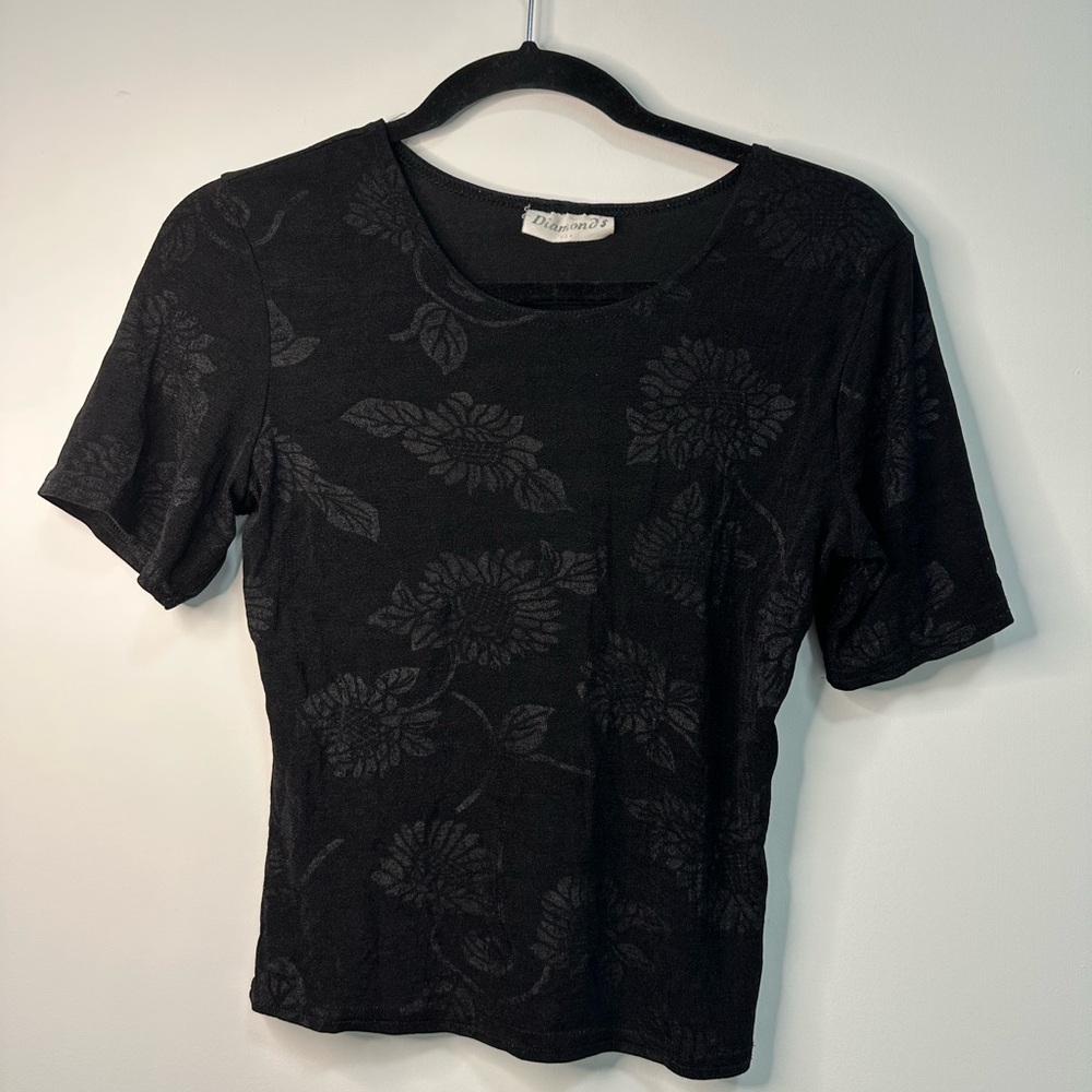 VINTAGE BLACK TEE WITH FLORAL PATTERN